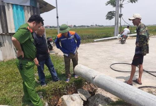 Hà Tĩnh: Bất ngờ cột điện đổ sập, một công nhân tử vong